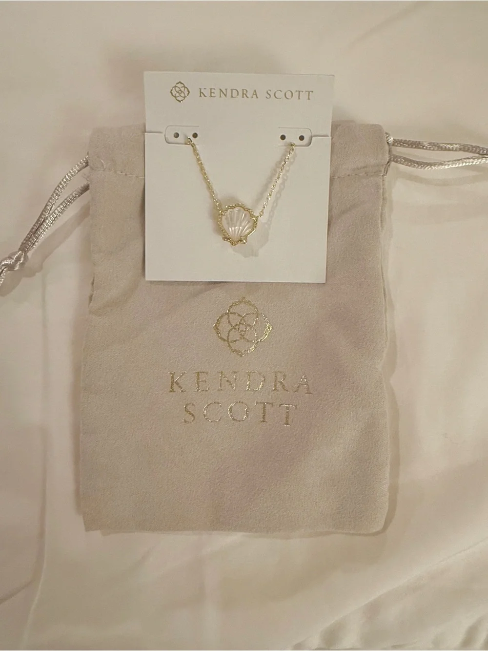 Kendra Scott Brynne Gold Shell Short Pendant Necklace in Ivory Mother-of-Pearl - Picture 3 of 4